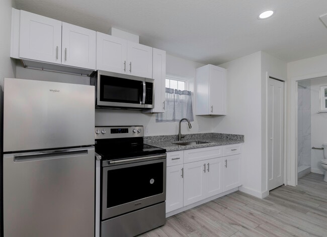 new stainless appliances - 2735 4th Ave S
