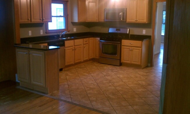 Cocina con gabinetes de arce, encimeras de granito y electrodomésticos de acero inoxidable (incluido lavavajillas nuevo) - 2923 Arthur St NE