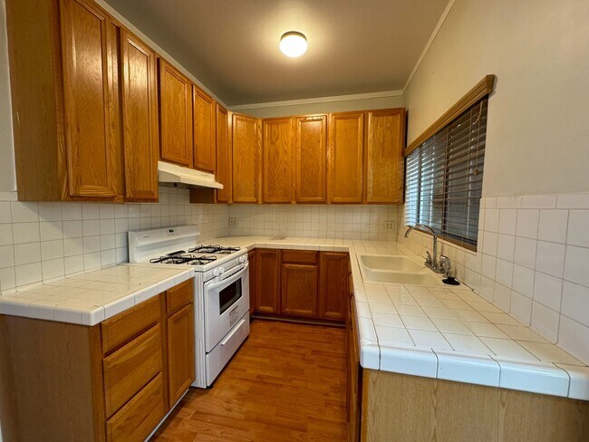 Foto del edificio - ALL UTILITIES INCLUDED 1920s Spanish courtyard building Walking distance to all Hollywood amenities