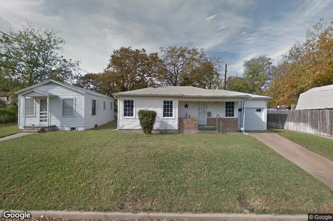 Great home near the historic Parker County Courthouse, street view - 409 Harmon