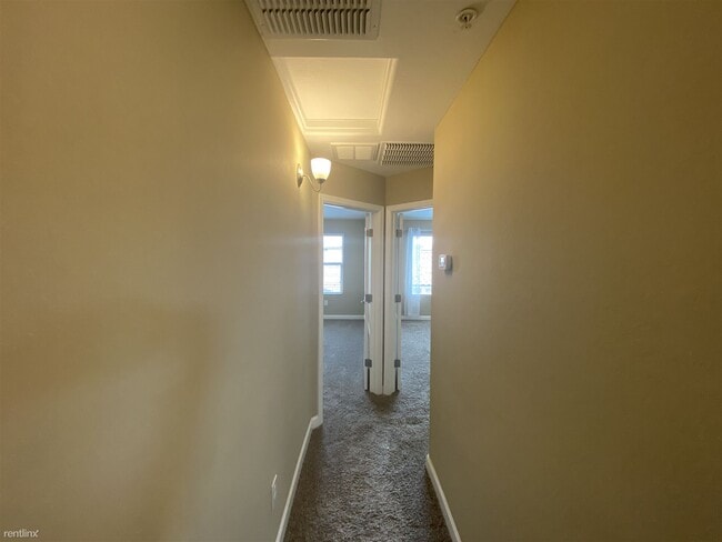 Building Photo - 2 br, 2.5 bath Townhome - 240 West Juniper...
