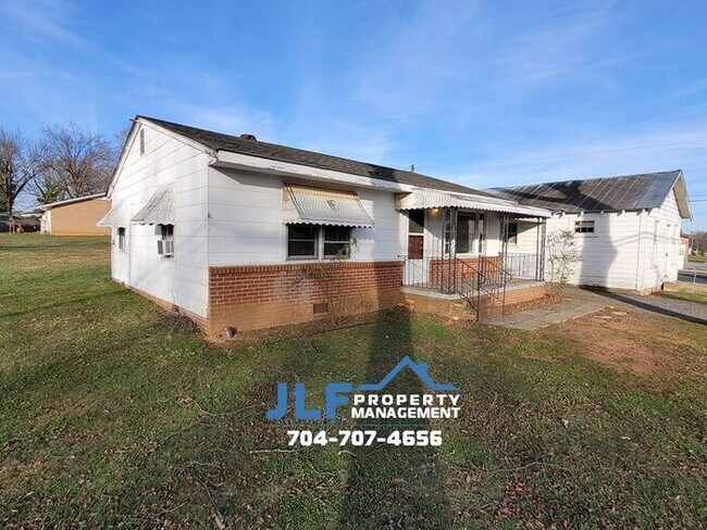 Building Photo - 2/1 Home on Large Flat Lot in Rockwell