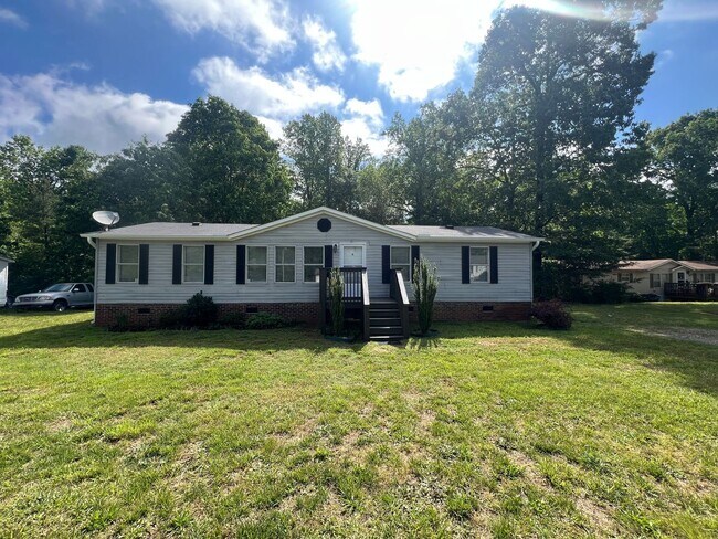 Foto del edificio - Introducing a charming 4-bedroom, 2-bathroom house in the desirable Gastonia, NC area