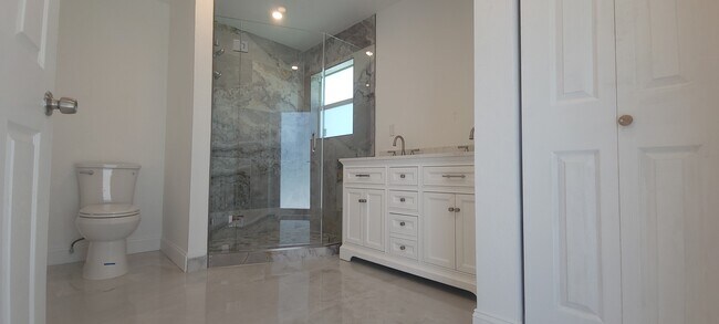 Building Photo - 1400 SE 8th Ave