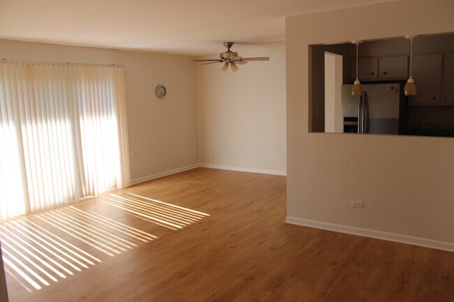 Foto del edificio - 6443 Clarendon Hills Rd