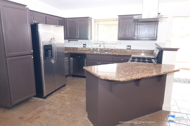 Foto del edificio - Charming 4 Bed, 2 Bath with Private Balcon...