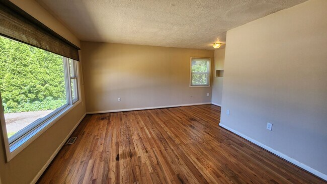 Building Photo - Updated, Close-in 2 Bedroom East Moreland ...