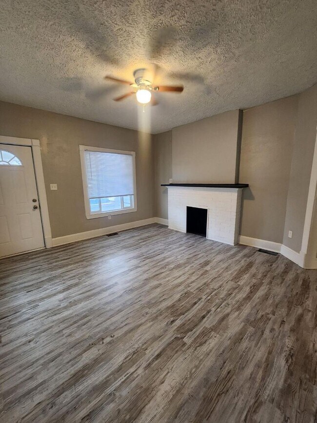 Building Photo - Spacious 3 Bedroom Duplex Near 10th and Sh...
