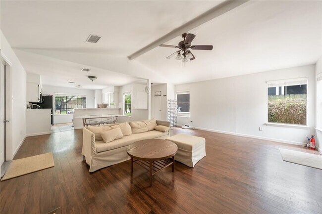 Foto del edificio - 12900 Coridan Dr