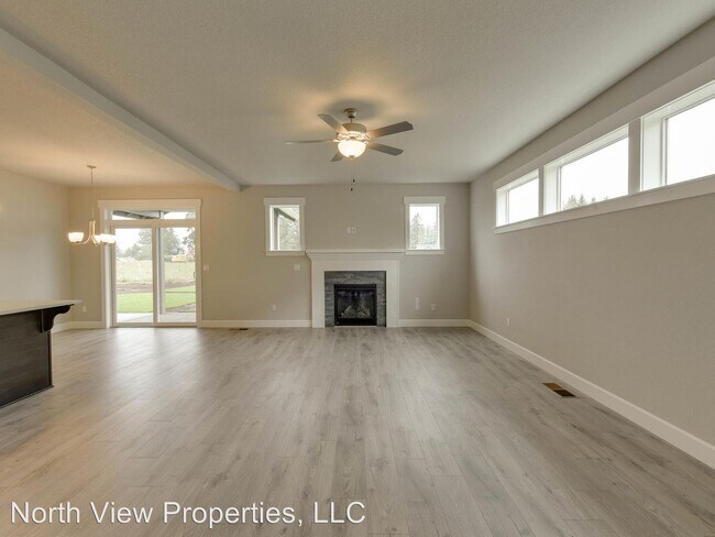 Building Photo - 207 SE Regan Hill Loop