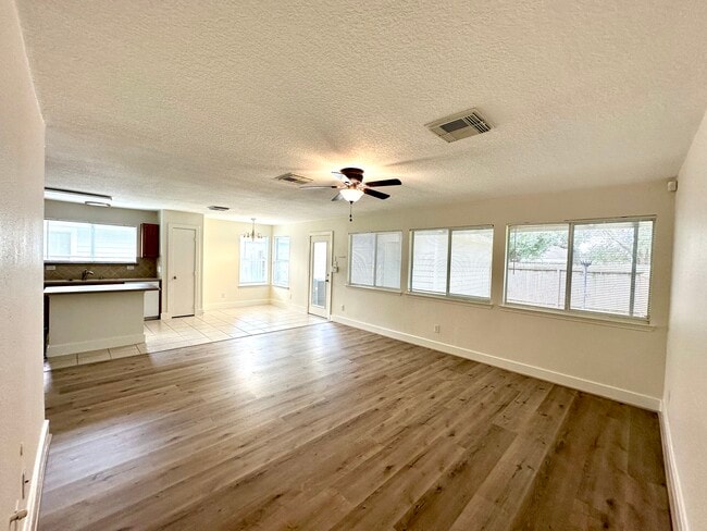 Building Photo - 3 bed 2 Bath in Sienna