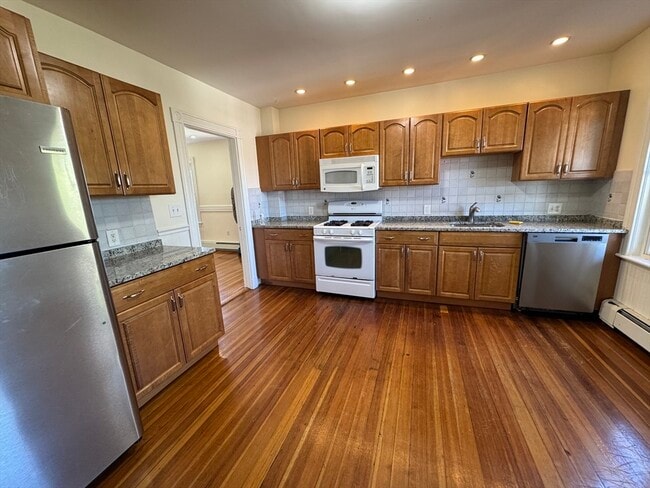 Building Photo - 163 Belmont St