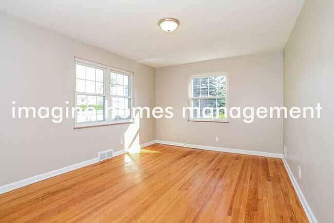 Building Photo - 181 E Crest Dr