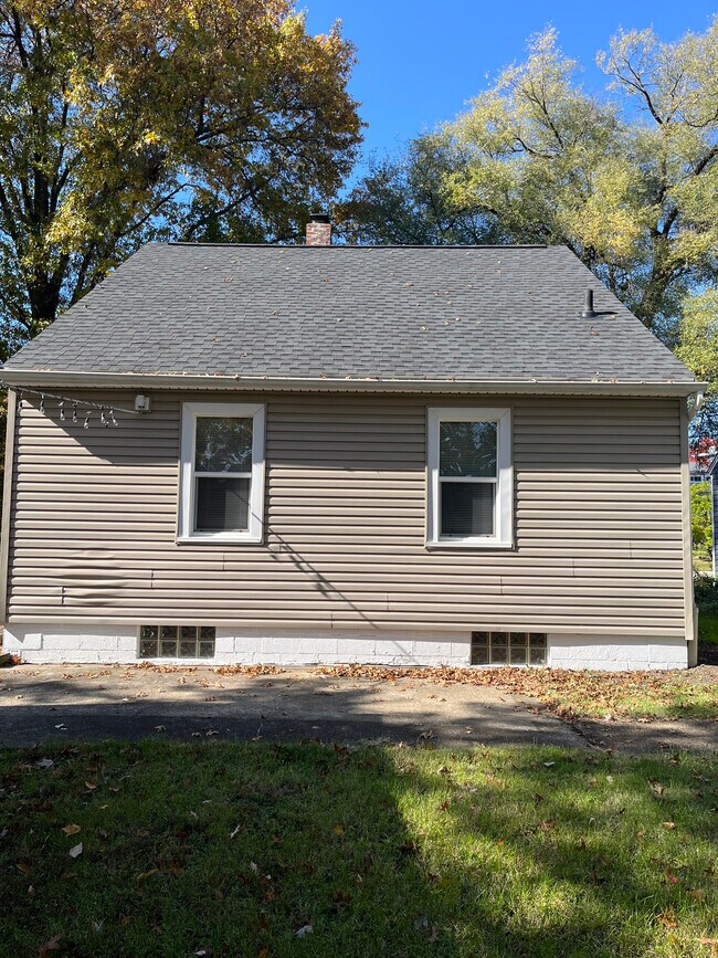 Building Photo - 341 N Hawkins Ave