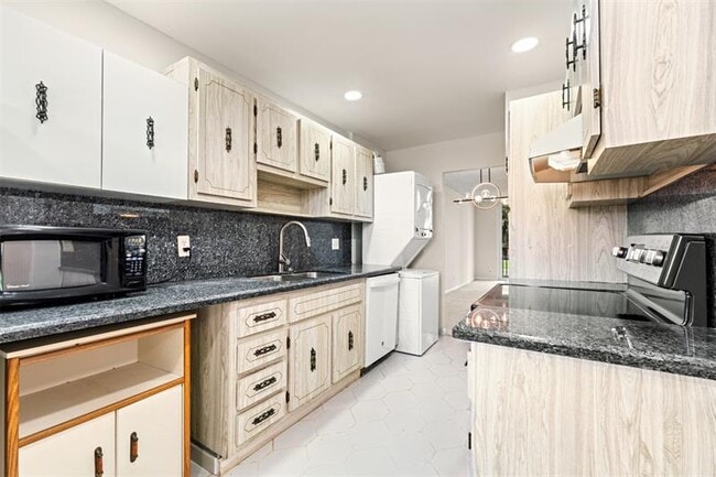 Building Photo - 250 Jacaranda Dr
