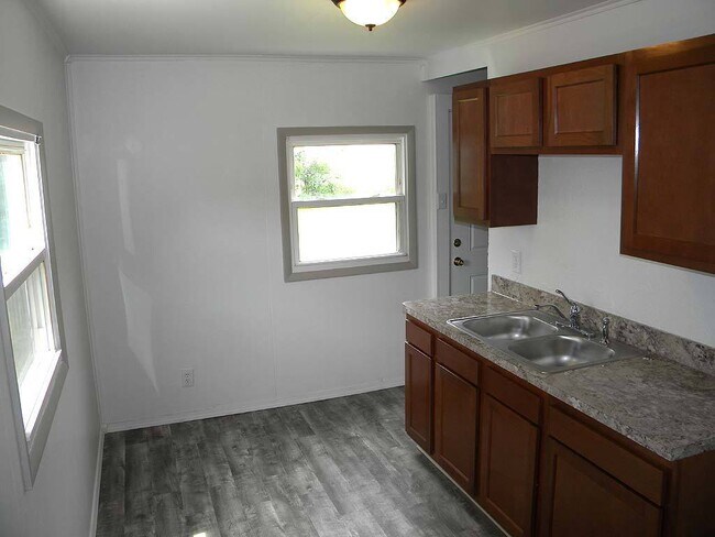 Building Photo - Beautifully Updated 2-Bedroom Ranch in Hom...