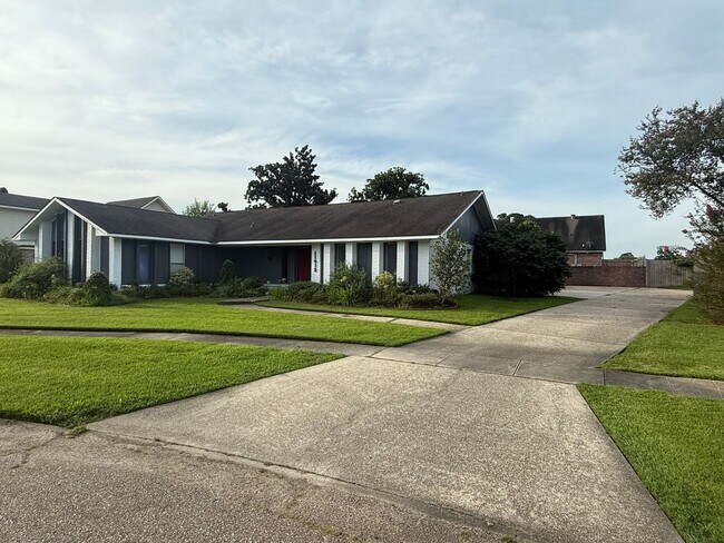 Building Photo - Rental Available Now in Lake Sherwood Acres!