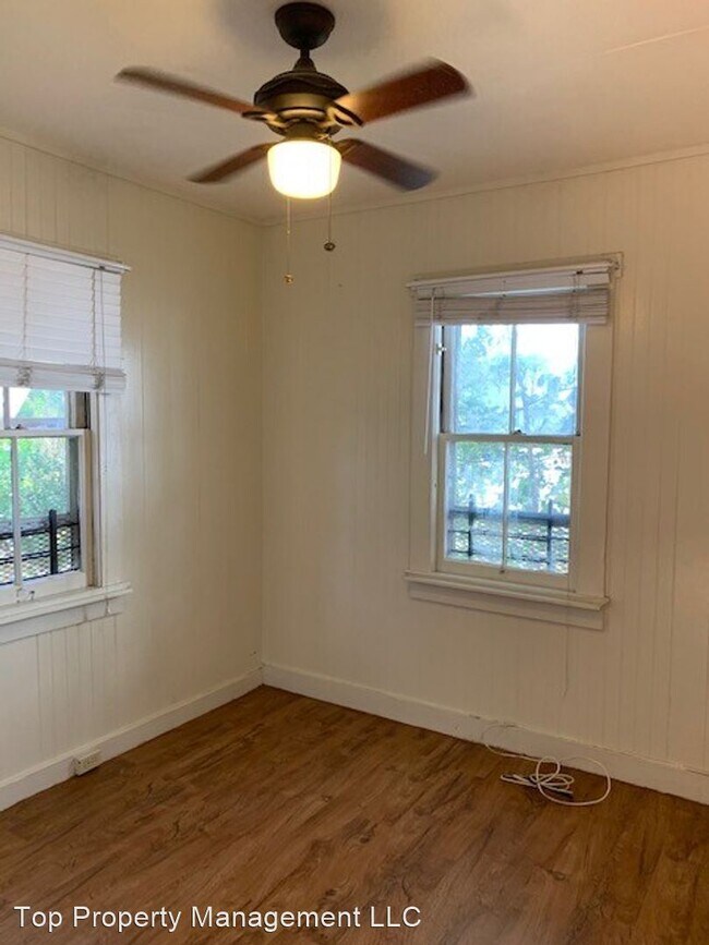 Building Photo - 909 McCully St