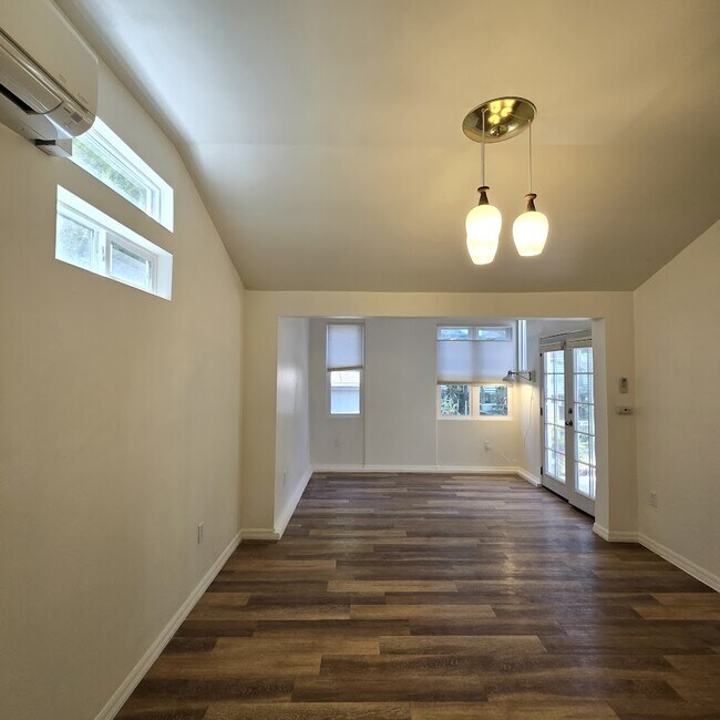 Sala de estar luminosa y luminosa - 12514 Westminster Ave