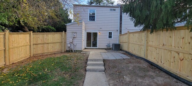 Foto del edificio - 3616 Luckylee Crescent
