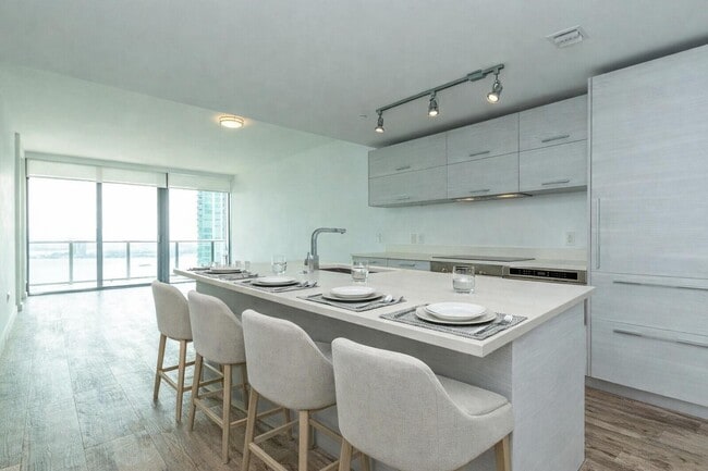 Foto del edificio - 650 NE 32nd St