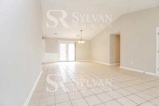 Building Photo - 520 Country Garden Dr