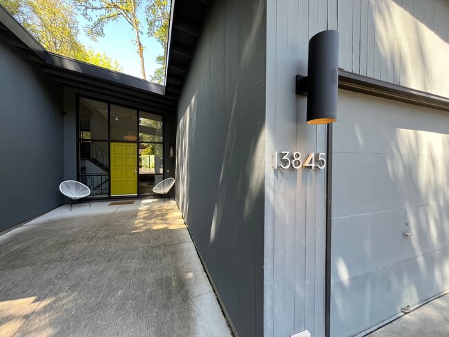 Foto del edificio - Midcentury modern 4-bedroom, 3-bathroom ho...