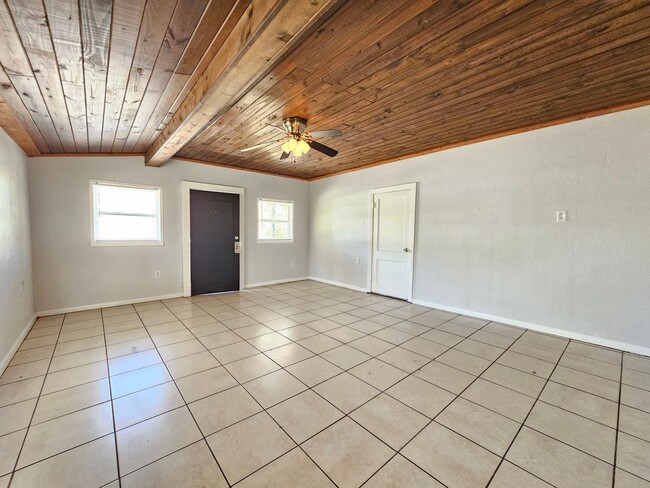 Building Photo - AWESOME DEAL 3 Bedroom |1 Bath HOUSE !