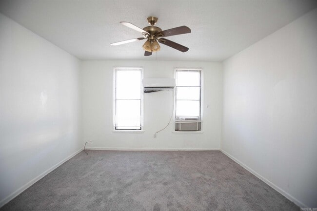 Building Photo - 1924 Moss St