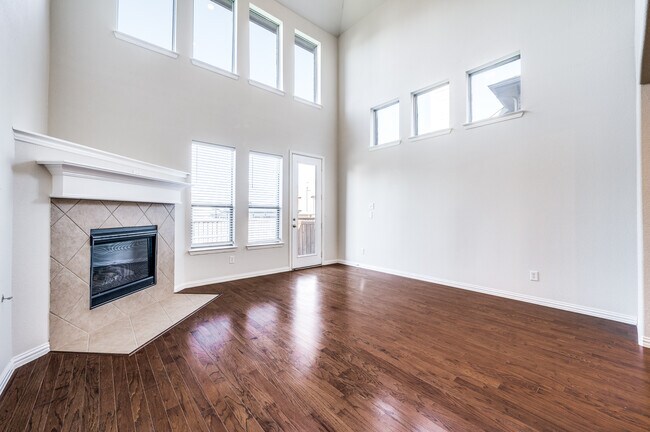 Foto del edificio - 800 Hardwood Dr