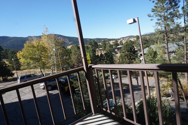 Building Photo - Cute two Bedroom Condo in North Evergreen!