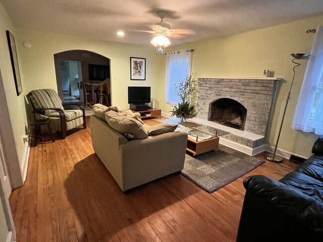 Foto del edificio - 2403 Pine Haven St