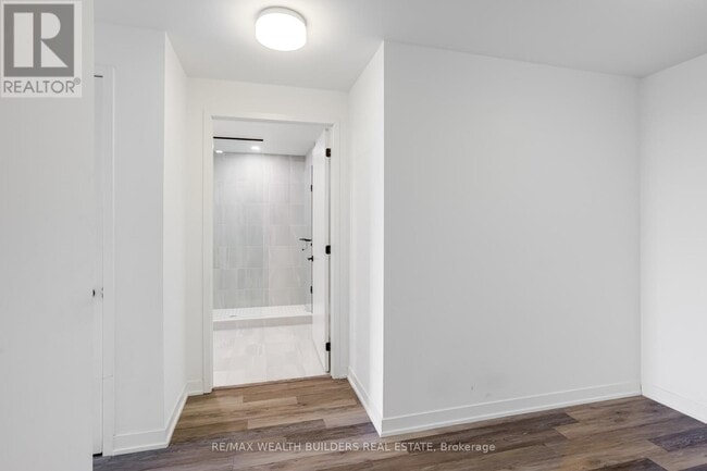 Building Photo - 2118 Bloor St W