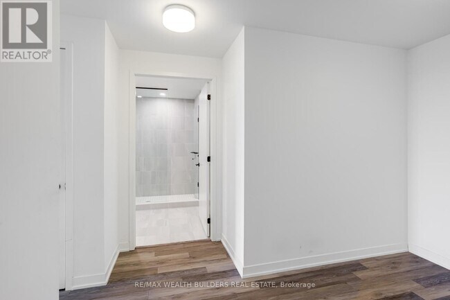 Photo du bâtiment - 2118 Bloor St W