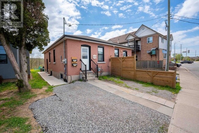 Building Photo - 233 Pelham Rd