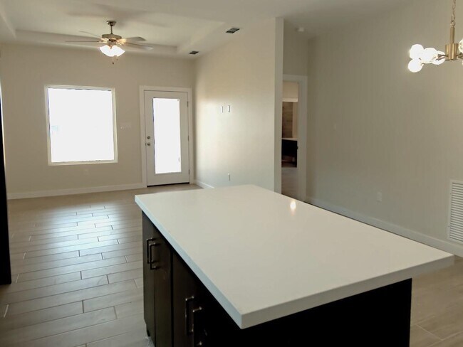 Foto del edificio - 5928 Heather Loop