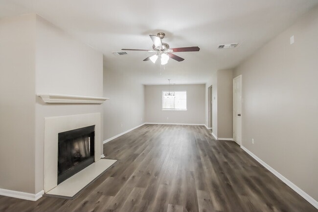 Building Photo - 18450 Hollow Oaks Cir