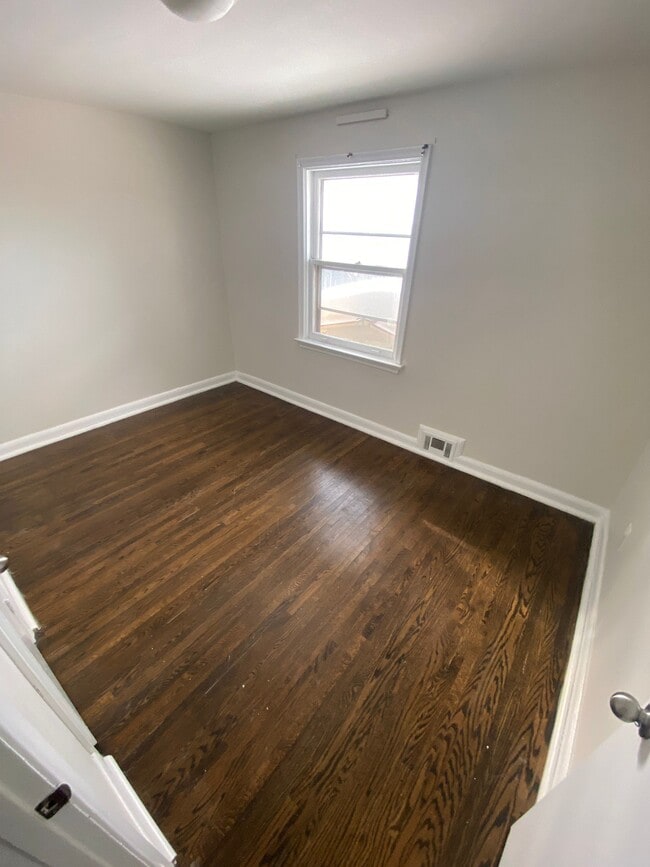 Building Photo - 23 Willowhurst Crescent