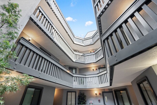 Building Photo - Epic REA: 1 BR/ 1 BA Chic Condo in Iconic ...