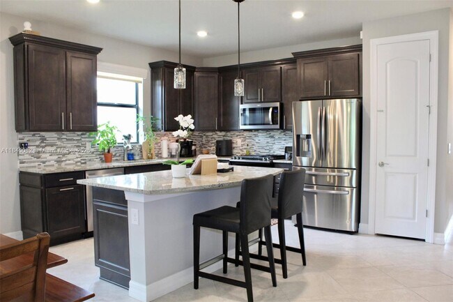 Building Photo - 620 SE Monet Dr