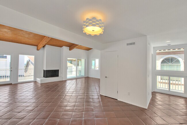 Building Photo - 310 Bayview Dr
