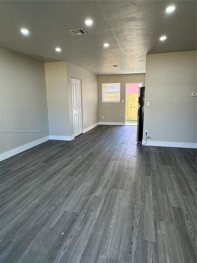 Foto del edificio - 2555 NE 183rd St