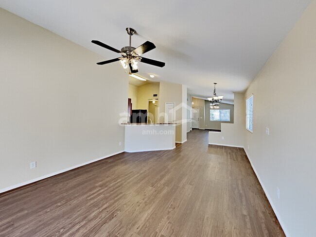 Foto del edificio - 7049 E Strike Eagle Way