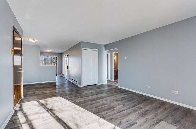 Building Photo - 190 S Waters Edge Dr