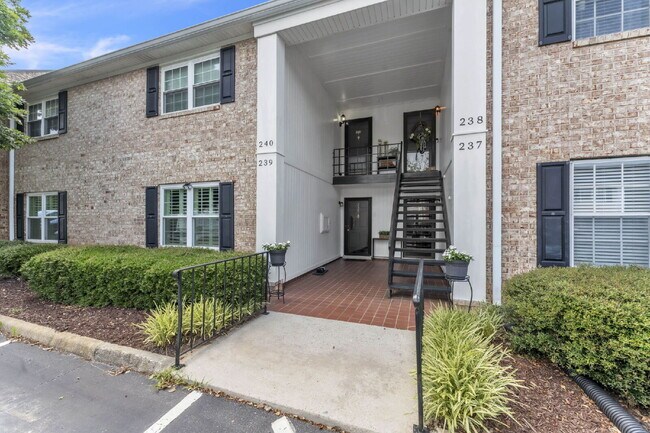 Foto del edificio - Beautiful 2-Bed, 2-Bath Condo with Elegant...