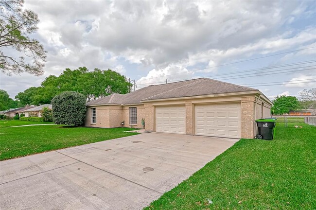 Building Photo - 1801 Laurel Oaks Dr