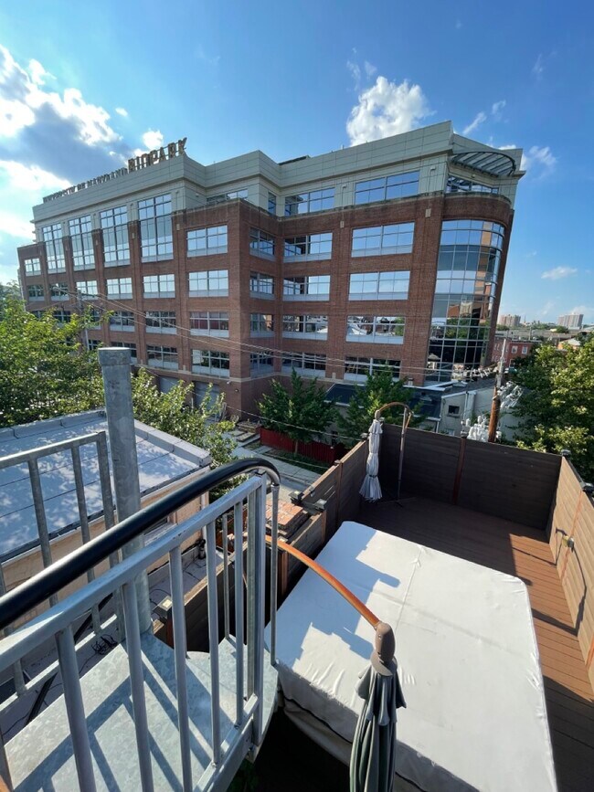 Building Photo - 806 Hollins St