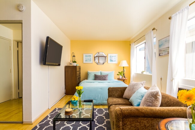 Fully furnished Studio Apartment with Queen Bed and 40'' Smart TV - 3101 Bagley Ave