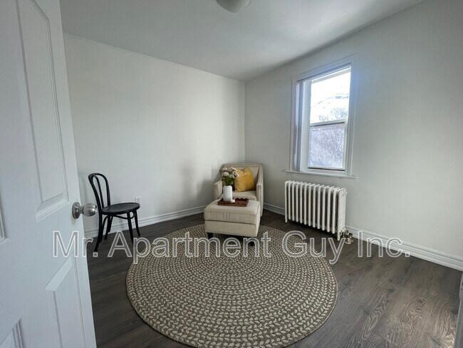 Photo du bâtiment - 2 Balsam Ave S