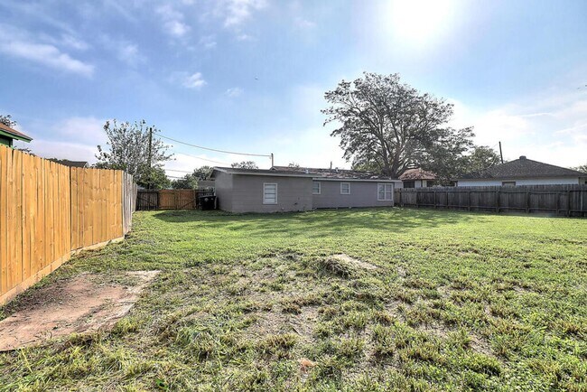 Foto del edificio - 10921 Shady Ln